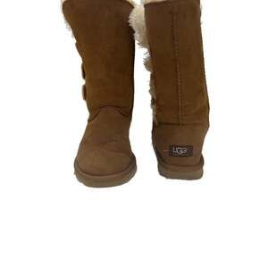 UGG Australia Bailey Button Triplet Boots Chestnut Suede Shearling 1873 Womens
